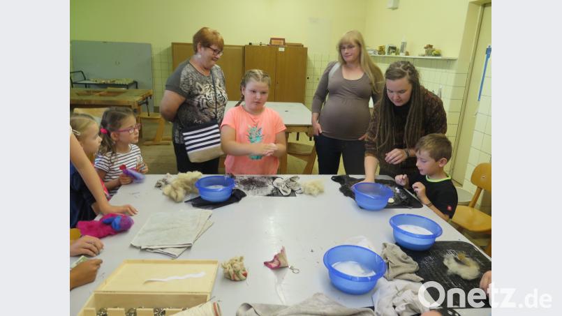 Bei Magdalena Wolf lernen interessierte Kinder das Filzen. jzk