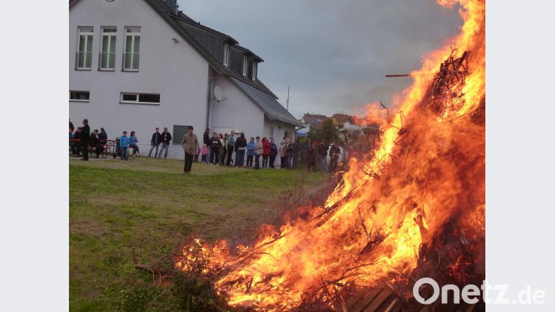 Das Johannisfeuer lodert in Kaltenbrunn. bock