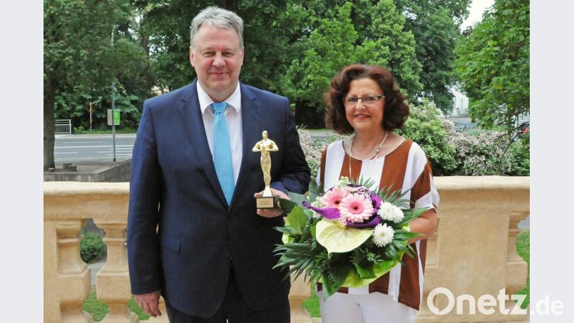 Landrat Richard Reisinger dankte Inge Nösner mit Blumen und einem Oscar. Michael Schröter