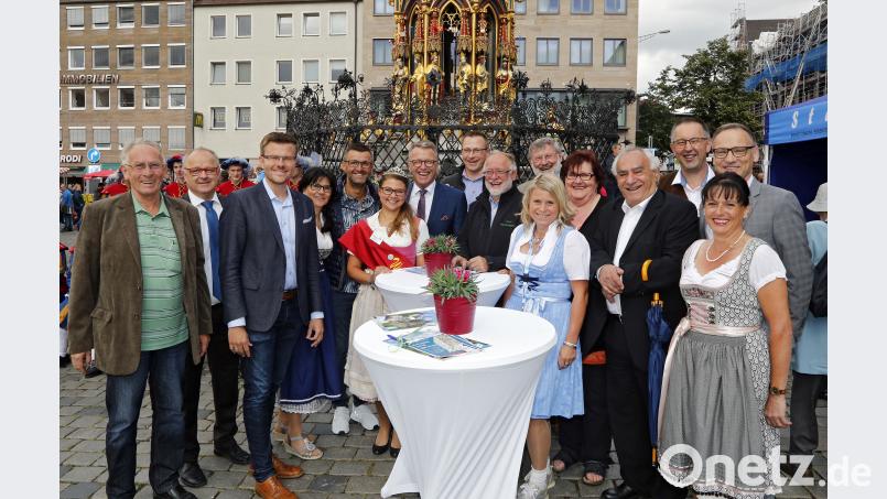 Steinwald und Stiftland rücken   die Reize der Region am Hauptmarkt in Nürnberg in den Blickpunkt. Mit dabei FCN-Trainer Michael Köllner (Fünfter von links). Michael Matejka/exb