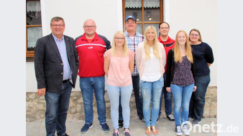 Der neugewählte Vorstand des Faschingskomitees mit Bürgermeister Peter Braun (links) und Präsident Manuel Wein (Zweiter von links). bjo