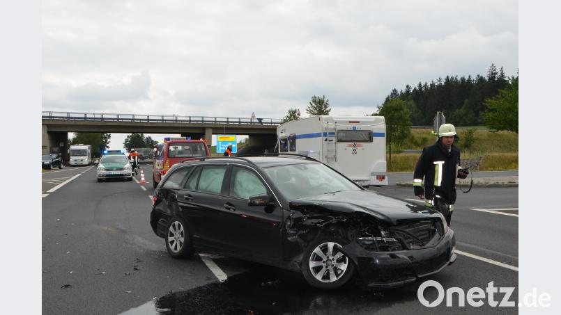 Bei einem schweren Verkehrsunfall an der Wieselriether Kreuzung wurden eine Person schwer und zwei Beteiligte mittelschwer verletzt. Während der Mercedes auf der B 22 liegen blieb, schleuderte der Toyota über eine steile Böschung. dob