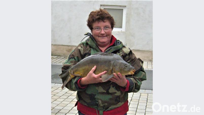 Roswitha Hößl zieht beim Königsfischen des Fischereivereins Grafenwöhr den schwersten Karpfen an Land. rgr
