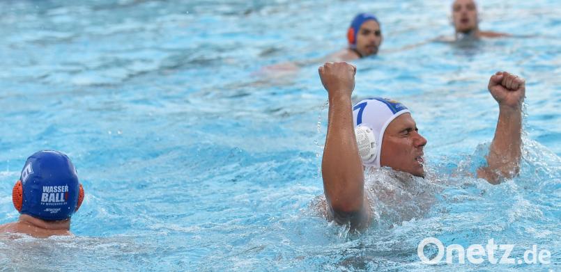 Jubel bei den Weidener Wasserballern, nachdem sie das Pokalfinale gewonnen haben. A. Schwarzmeier