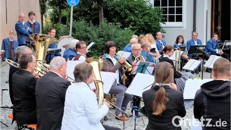 Der Posaunenchor spielt und die Musiker der Blaskapelle hören aufmerksam zu. wlr