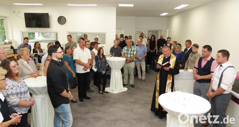 Die neuen Geschäftsräume von „h2 Dental“ der Zahntechnikermeister Klaus Hartwich und Günter Hierold segnete Stadtpfarrer Peter Brolich (vorne, von rechts) im Beisein vieler geladener Gäste. rdo