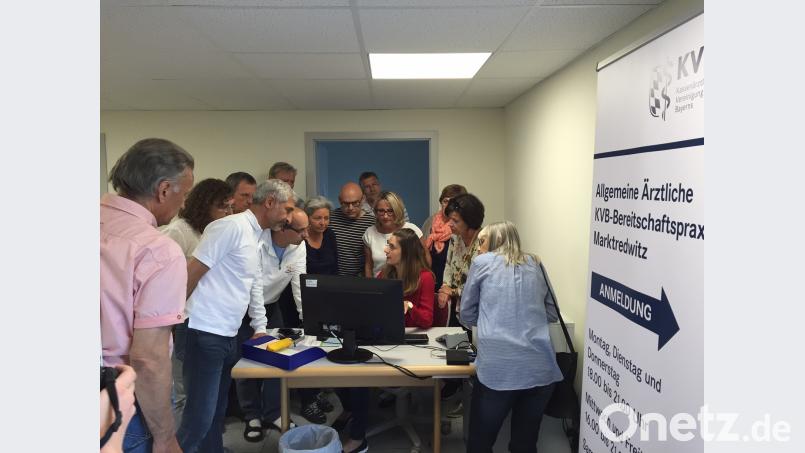 Anika Altkofer, Teamleiterin der Bereitschaftspraxen, erläutert den anwesenden Ärzten das EDV-System der Praxis. exb