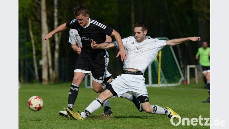 Auch wenn’s mitunter knackige Zweikämpfe gab, waren sie erfolgreich: Der FC OVI-Teunz um Manuel Löffelmann (links) stieg in die Bezirksliga auf, und die Sportfreunde Weidenthal (im Bild Alexander Kirchberger) waren das fairste Team der Kreisliga West. HAM, Autor [HAM] (HANS.MARK1@GMX.DE)