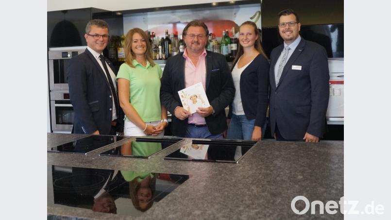 Mit Stolz führte Sternekoch Hubert Obendorfer (Mitte) seine Gäste, den Schirmherrn der Aktion „Miniköche“, Bürgermeister Martin Birner (links), und Manuel Renner (rechts) von der Barmer-Ersatzkasse durch seine Schauküche. Auch Kerstin Listl (links) und Annika Bader freuen sich, im Herbst das Projekt im Landhotel Birkenhof starten zu können. weu