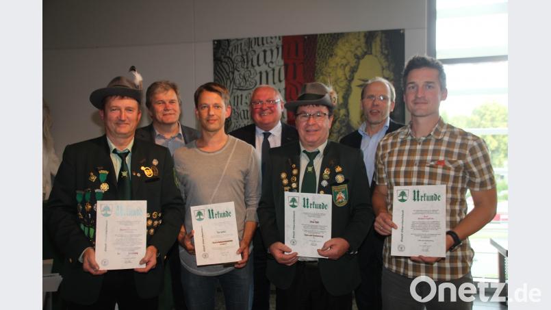 Die Funktionäre Manfred Becher (vorne von links), Tim Seifert, Oliver Roth und Rudolf Teplitzky wurden von Bürgermeister Heinz Weigl (Mitte) ausgezeichnet. Die Schulleiter Werner Winderl (hinten, links) und Ludwig Pfeiffer profitieren auch im Schulsport vom Engagement der Vereine. frd