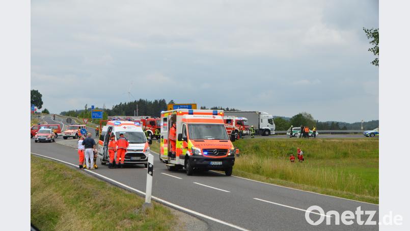 Bei einem schweren Verkehrsunfall an der Wieselriether Kreuzung wurden eine Person schwer und zwei Beteiligte mittelschwer verletzt. dob