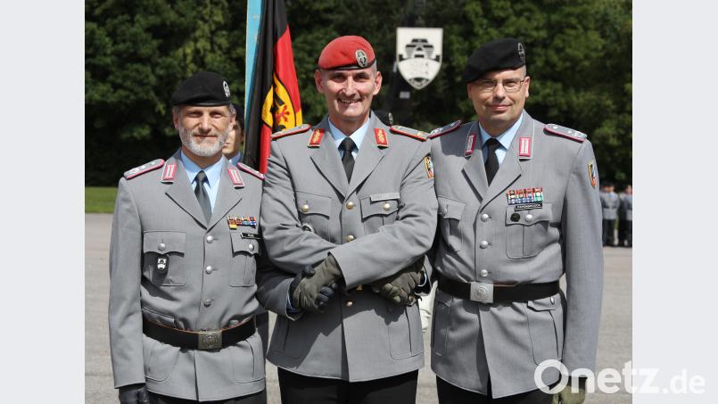 Ritualisierte Kommandoübergabe: Stefan Reiße (links) verläßt die Oberpfalzkaserne, Peer Papenbrook (rechts) wird neuer Chef des Panzerbataillons 104. Abschied und Ernennung liefen über Bridadegeneral Jörg Torsten See (Mitte) von der Panzerbrigade 12. Götz