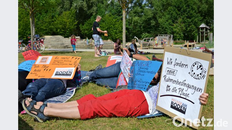Beim Flashmob „Pflege am Boden“ 2014 legten sich 35 Demonstranten symbolisch auf die Wiese im ehemaligen Landesgartenschaugelände.  Der selbst gebaute Leuchtturm sollte auf den fehlenden Pflegestützpunkt in der Oberpfalz hinweisen. Hartl