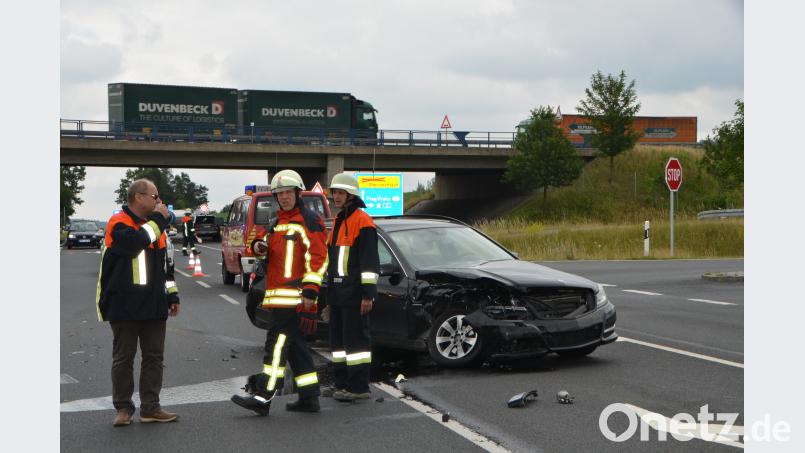Bei einem schweren Verkehrsunfall an der Wieselriether Kreuzung wurden eine Person schwer und zwei Beteiligte mittelschwer verletzt. Kreisbrandmeister Christian Demleitner aus Tännesberg (Zweiter von links) war ebenfalls zur Unfallstelle geeilt. dob