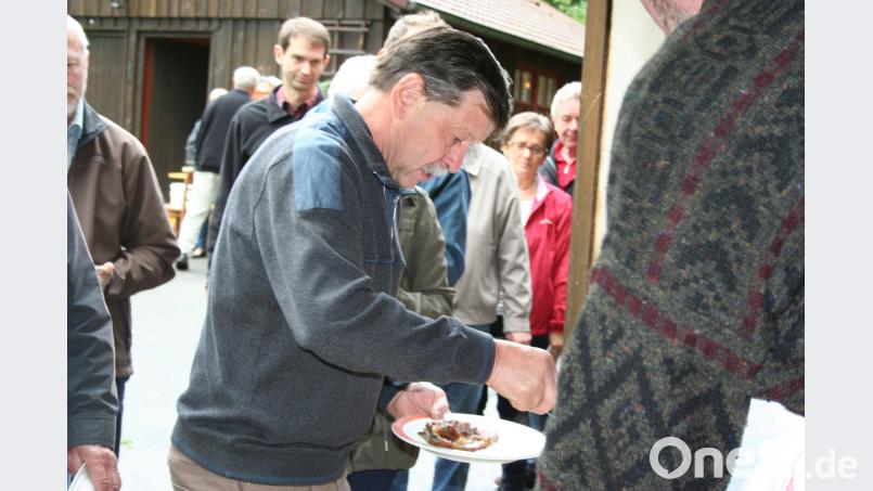 „Angetreten zum Essenfassen“ hieß  es beim Helferabend für alle Züchter,  die beim Imkerfest kräftig mithalfen.  Am „Drohnenplatz“ servierte ihnen  Als Dankeschön Reinhard Gietl als  Grillmeister Köstlichkeiten aus dem  Backoffen. Bild: gpa