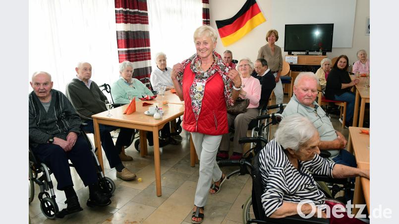 Rosemarie Dröll macht mit ihren 69 Jahren auf dem Laufsteg eine gute Figur. Petra Hartl