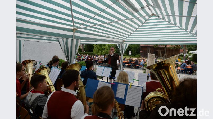 Am Nachmittag unterhielt das Nachwuchsorchester der Musikkapelle Ursensollen unter Leitung von Stefan Neger die zahlreichen Besucher des Brunnenfestes  musikalisch. brü