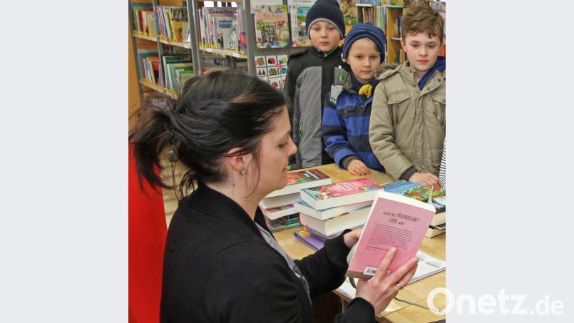 Diana Bock von der  Bücherei Flossenbürg und ihre Kolleginnen sind froh über den Deal, den sie mit den Flosser Kolleginnen der dortigen Bibliothek  eingefädelt haben. Jetzt haben sie kleinen und großen Nutzern häufiiger Neues in den Regalen zu bieten. nm