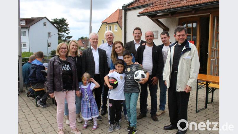 Artur Ghazaryan (Dritter von rechts), seine Ehefrau Anahit Baloyan (Fünfte von rechts) sowie die Söhne Mayis und Ruben (vorne) bekommen Unterstützung von allen Seiten. Wir stehen hinter euch“, signalisieren dritte Bürgermeisterin Rita Rosner (von links), Katja Buchner, Pfarrer Wilfried Römischer, Rektor Peter Steigner, zweiter Bürgermeister Oliver Mutterer, Daniel Gonsior und Pfarrer Max Früchtl. Michaela Lowak