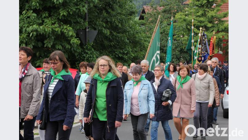 Ein imposanter Kirchenzug mit vielen kirchlichen und weltlichen Vereinen war der Auftakt zum 25jährigen Vereinsjubiläum. kro