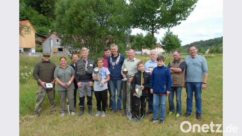 Die Könige: Von links jeweils mit Kette Jugendkönig Philipp Schwarzenberger und Anton Rauch, jeweils Pokal Daniel Leikam und Herbert Frumold mit ganz rechts außen 2. Vorsitzendem Bernhard Dotterweich und (6. von links) Gewässerwart Christian Kosel	Bild: pop pop
