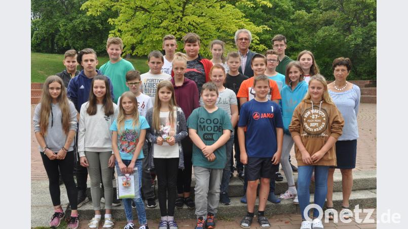 Sportlehrerin Dagmar Heine (rechts) hat die Pfalzgraf-Friedrich-Mittelschüler unglaublich motiviert und zu Höchstleistungen angespornt. Von der 5. bis 8. Klasse beteiligten sich rund 200 Schüler. Ohne Pause liefen die Schüler 15 oder 30 Minuten und erhielten nun die Laufabzeichen. dob