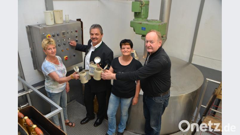 Bürgermeister Andreas Wutzlhofer, Ingrid und Nicole Albrecht und Braumeister Maximilian Hösl in der historischen Weißbierbrauerei Behringer. dob