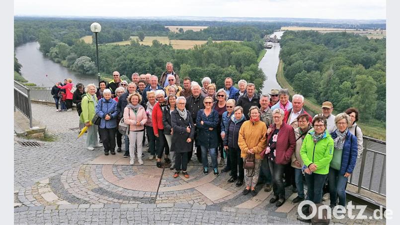 Das Foto zeigt die VHS-Reisegruppe auf der Aussichtsterrasse des Schlosses Melnik, wo unterhalb die Moldau in die Elbe mündet. MÜL