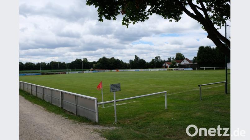 Die Sportanlage des FC Tremmersdorf/Speinshart zeigt sich in „WM-Form“. Zu verdanken ist das hervorragend gepflegte Areal unter anderem den Greenkeepern Peter Grundl  und Josef Friedl. Nun erhalten sie materielle Unterstützung. Ein fast neuer Rasentraktor erleichtert die Pflege. Die Gemeinde gewährt einen Zuschuss von 5.000 Euro.   Bild: do do