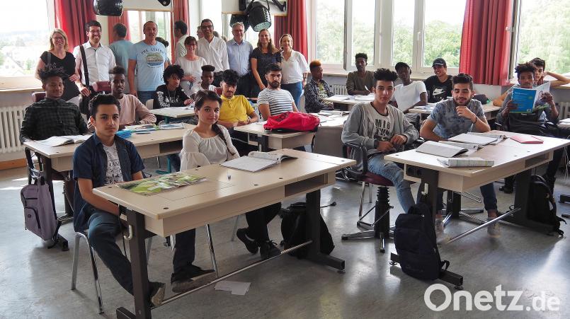 Die Sprachintensivklasse Deutsch an der Europaberufsschule mit Lehrerin Adela Pataki-Eisner (stehend Erste von rechts) und den Teilnehmern am Informationsgespräch. sbü