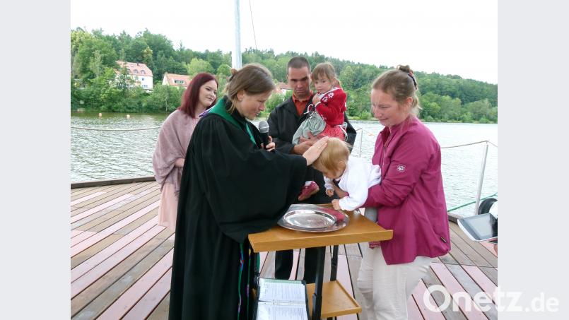 Wie ihr Schwesterchen Leonie wird auch Finia Walberer auf der Seebühne des Rußweihers getauft rn