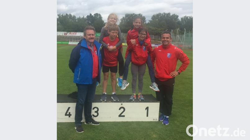 Die Verantwortlichen des TV Vohenstrauß freuen sich mit ihren erfolgreichen Athleten in Amberg. Als dreifache Kreismeisterin ragt Marie Brunner (Zweite von rechts) heraus. dob