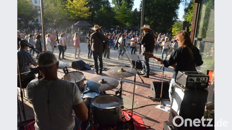 Die Country-Band "Amarillo" lockt 800 Besucher in den Park. Kunz