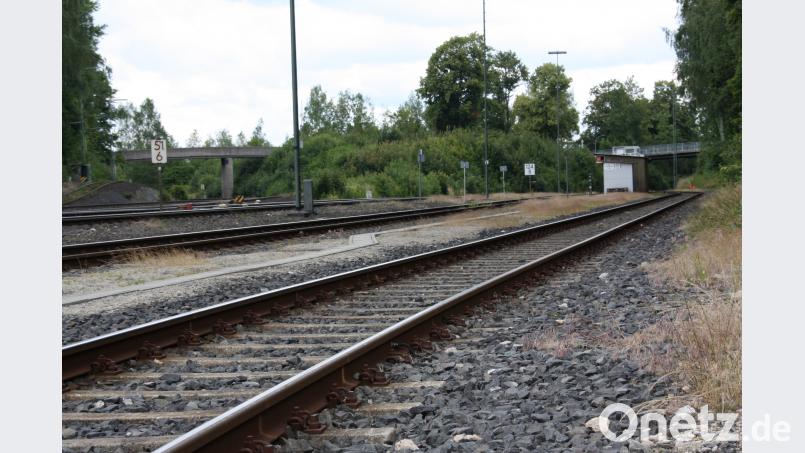 Die Abmessung für eine Elektrifizierung ist bei der Thomasbrücke (rechts im Bild) nicht ausreichend. Allerdings soll nach Mitteilung der Bahn hier nichts verändert werden. Vielmehr soll die Weiche vor der Brücke verschoben werden, teilen die Projektleiter  mit. Nicht tangiert werde die Hofer Brücke (Rialtobrücke) links im Bild. „Da kommen wir durch.“ fph