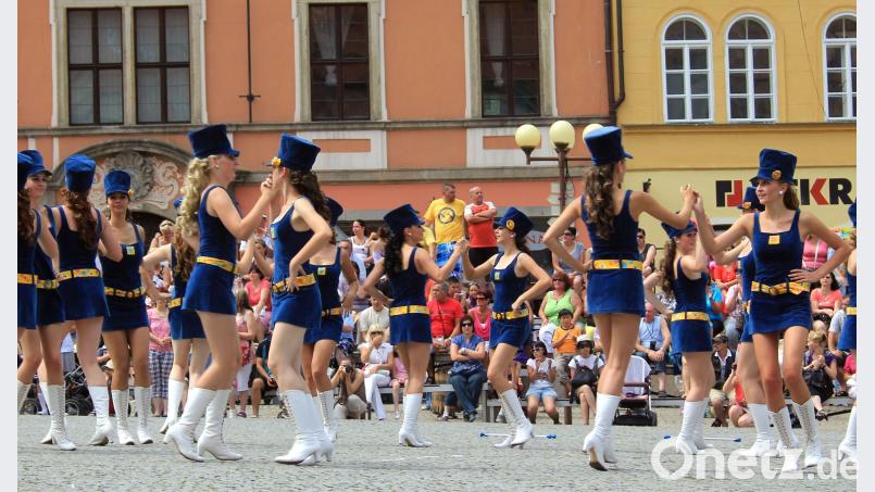 Zur Einstimmung tanzen Majoretten vor der Tourist-Info am Marktplatz von Cheb/Eger. gjb