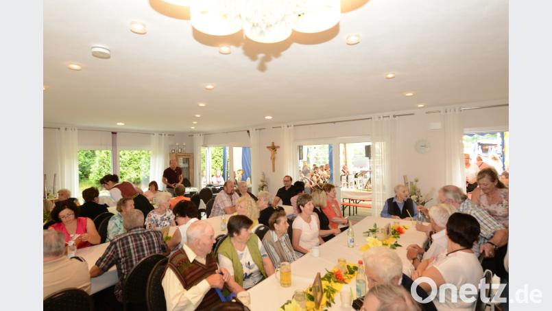 In den Räumlichkeiten und im Freigelände feiern die Besucher das zehnjährige Jubiläum der Tagespflege &quot;Herbstsonne&quot;, im Freien unter dem Zeltdach spielen die &quot;Moosbacher Musikanten&quot; auf bey