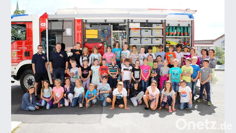 (hintere Reihe von links) Florian Hör und Kommandant Bernhard Schmidt zeigten den Drittklässlern, wo es bei der Feuerwehr langgeht. njn