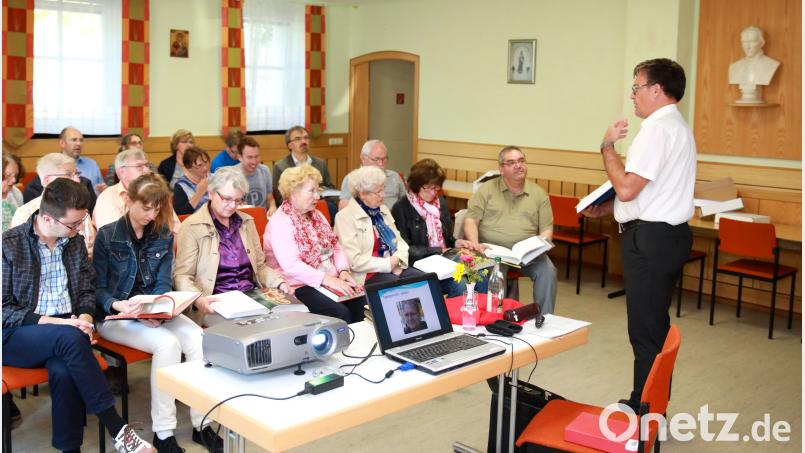 Der Bischöfliche Beauftragte für Erwachsene, Wolfgang Stöckl rechts, bei der Buchvorstellung im Kolpinghaus in Erbendorf. njn