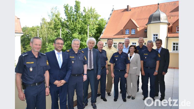 Im Landratsamt informieren Polizeipräsident Gerold Mahlmeister (Dritter von links), sein Vertreter Thomas Schöniger (Dritter von rechts) und ihre Kollegen Landrat Wolfgang Lippert (Vierter von links) über die Sicherheitslage im Landkreis. rti