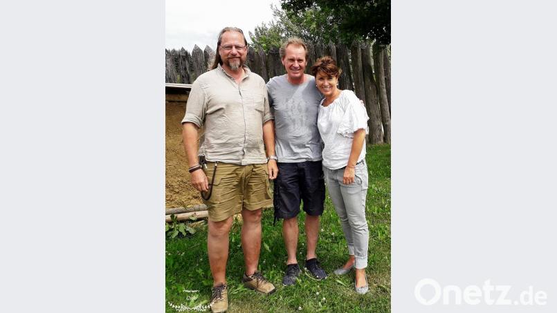 Markus und Gitti Wasmeier besuchen den Geschichtspark. Mit im Bild Stefan Wolters, der wissenschaftliche Leiter (links). awo