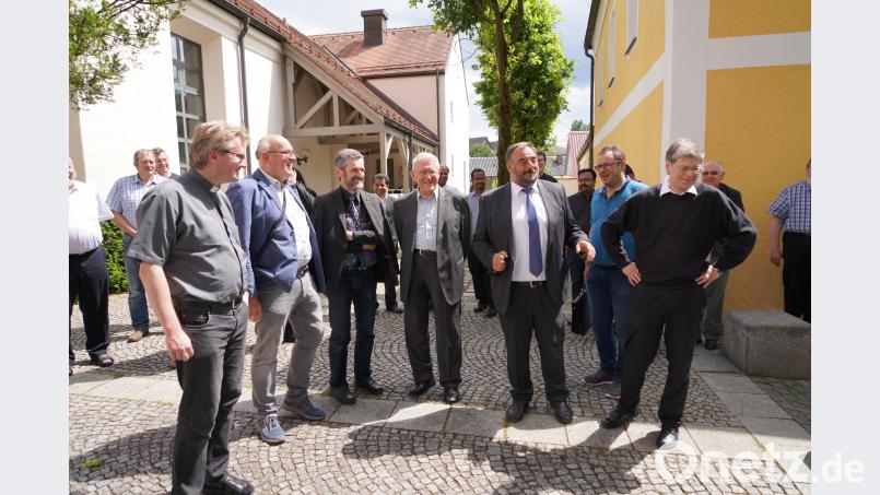 Bild vorne: Pfarrer Marek Baron (links), der Schwandorfer Dekan Monsignore Hans Amann (Zweiter von links) Pfarrer Andreas Renner (Mitte), Pfarrer Norbert Götz (rechts) fvo