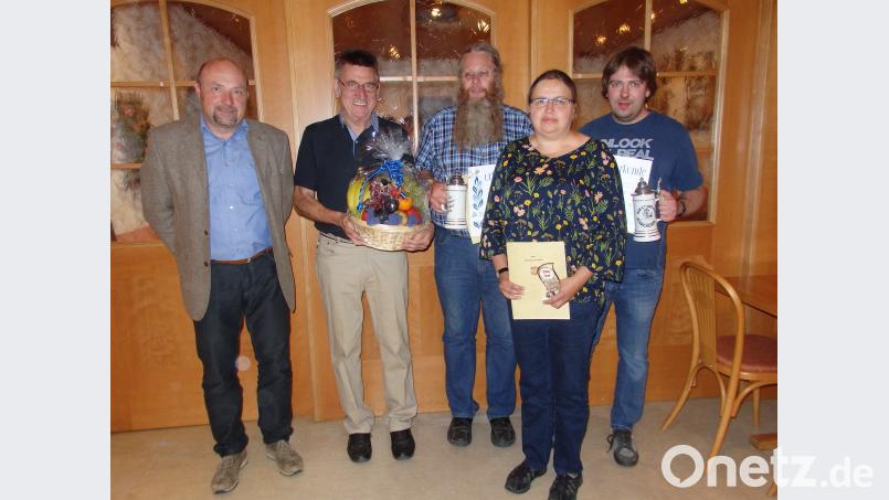 Ehrenvoller Abend. Von links:  Günther Paul (stellvertretenden Kreisvorsitzenden des Bayerischen Landessportverbandes) und die Geehrten Horst Keßler, Michael Betz, Elsbeth Horther-Schneider sowie in Vertretung von Reinhard Süß dessen Sohn, der die Ehrung entgegennimmt. wrt