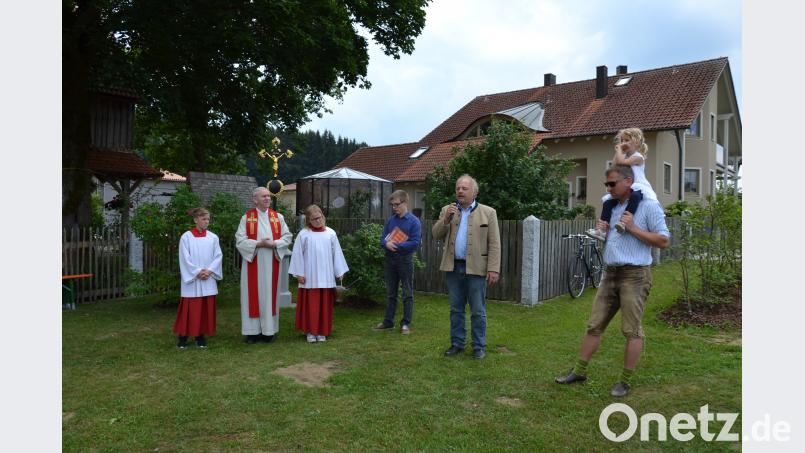 Straßen- und Marterlsegnung in Pfaffenrieth durch Pfarrer Josef Most. Initiator Harald Piehler und zweiter Bürgermeister Fritz Steinhilber (von rechts). gi