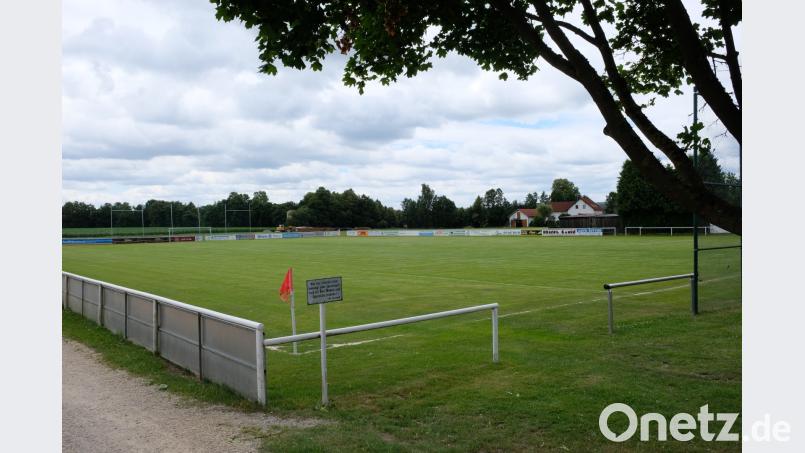 Die Sportanlage des FC Tremmersdorf/Speinshart zeigt sich in „WM-Form“. Zu verdanken ist das hervorragend gepflegte Areal unter anderem den Greenkeepern Peter Grundl  und Josef Friedl. Nun erhalten sie materielle Unterstützung. Ein fast neuer Rasentraktor erleichtert die Pflege. Die Gemeinde gewährt einen Zuschuss von 5.000 Euro.   Bild: do do
