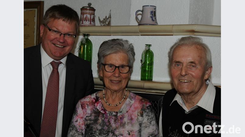 Oberbürgermeister Michael Cerny und Olga und LUdwig Erras. (gf)