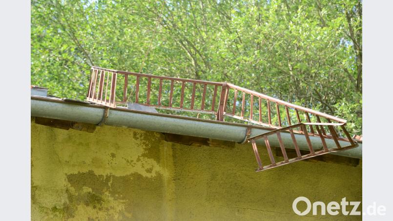 Die Beschreibung „maroder Zustand der Gebäude“ trifft voll zu, wie der Interessent bei einer Besichtigung des Objektes feststellen wird. bey