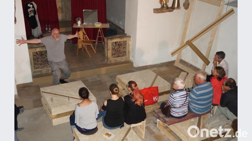 Der Schauspieler, Schriftsteller und Kabarettist Markus Veith stellte in der Spitalkirche mit vorzüglicher Schauspielkunst die Welt des Theaters in Geschichten, Skurrilem, wahren Begebenheiten sowie Anekdoten über große und unbekannte Bühnenstars dar. weu