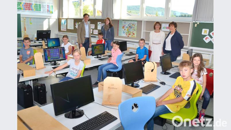 Rektor Lothar Drachsler, Elternbeiratsvorsitzende Marlene Schmucker, Bürgermeisterin Margit Kirzinger und Fachlehrerein Gertie Kreuzer (stehend, von links) treffen sich zur Übergabe der spendierten Stühle. fjo