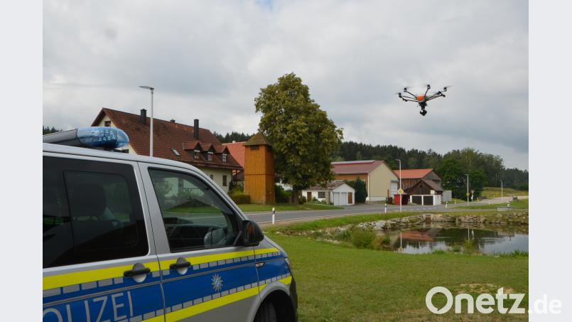 Mehr als 15 Polizeistreifen, Hundestaffeln, Drohnen und der "Edelweiß"-Polizeihubschrauber waren unterwegs, um einen Flüchtigen ausfindig zu machen. dob