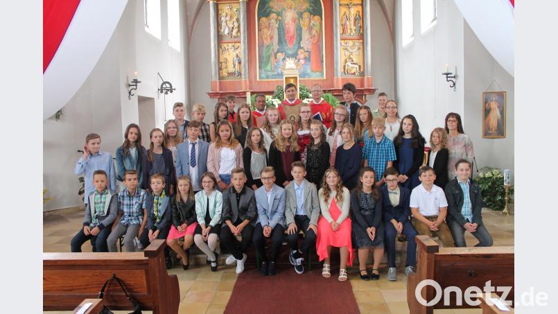 Die 37 Firmlinge, und oben in der Mitte v.l. Pfarrgemeinderatssprecherin  Kerstin Hasenfürter, Pater James Mudakodil, H.H. Domkapiular Msgr. Thomas Pinzer, Monsignore Martin Neumeier und rechts neben den Firmlingen Pfarrgemeinderatssprecherin Elfriede Schwarzmeier. sip